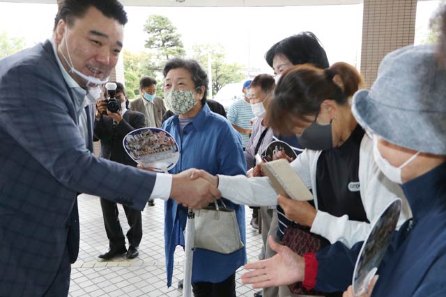 庁舎前で市民の出迎えに応える日馬富士