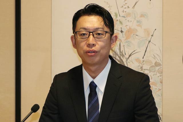 記者会見する藤家貴之氏
