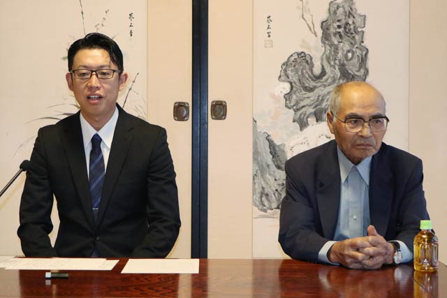 後援会長に就いた鳶田真六氏が同席