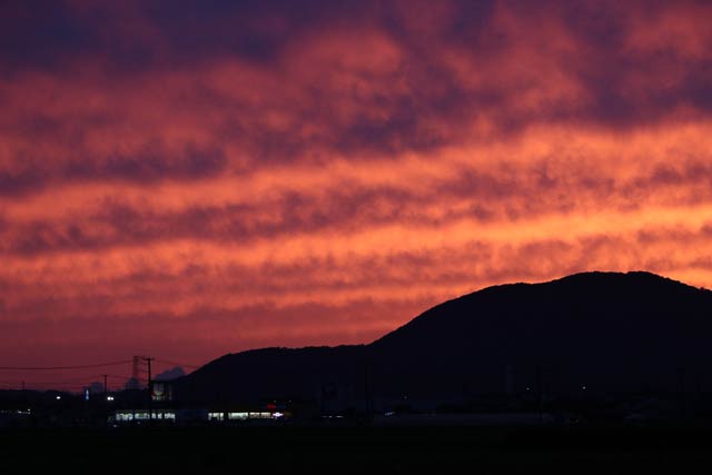 10月8日の焼けるように赤い夕焼け空