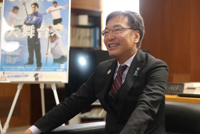 當銘孝仁選手と歓談中の国定市長
