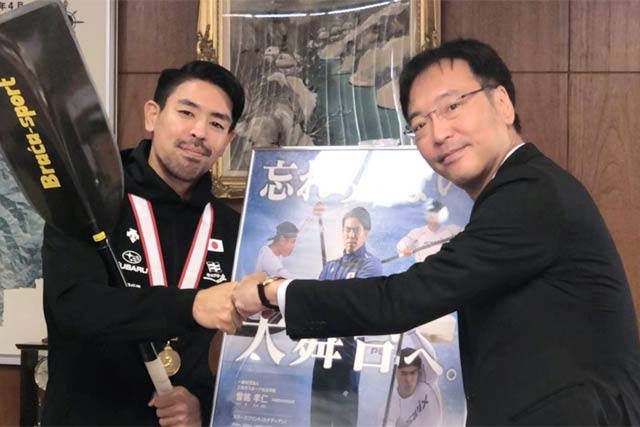 国定市長とグータッチ