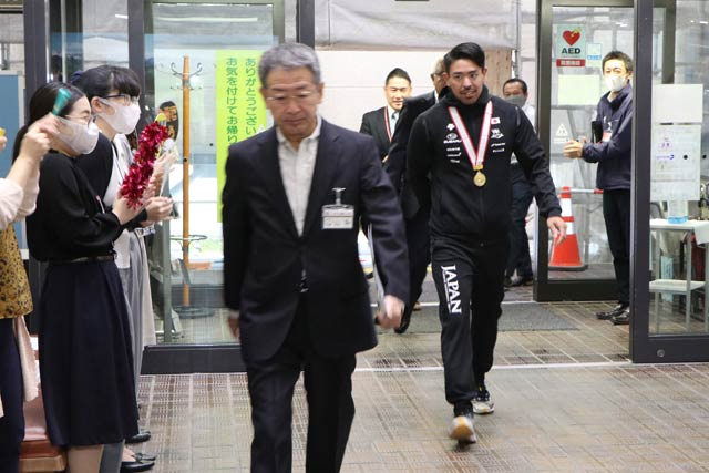 市役所正面玄関で職員が出迎え
