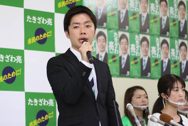記者会見する滝沢氏