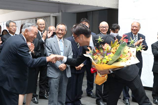 集まった市議らと
