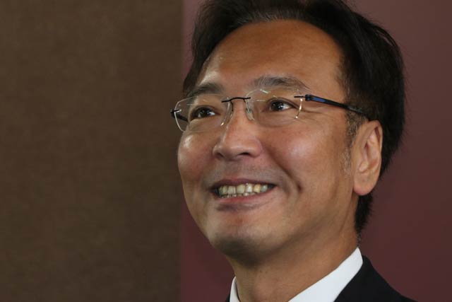退任のあいさつをする国定市長