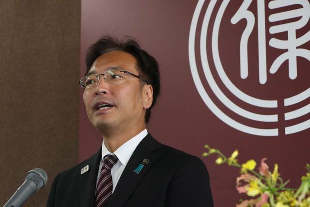 退任のあいさつをする国定市長