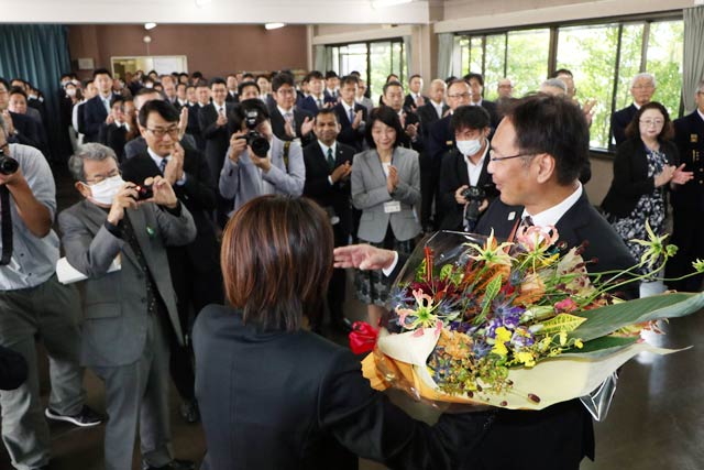 職員から花束を受ける