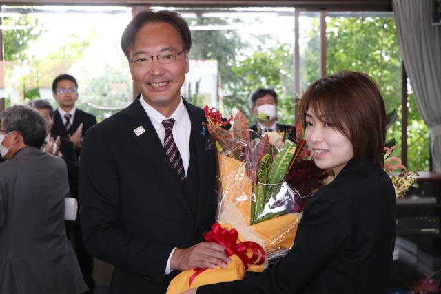 職員から花束を受ける