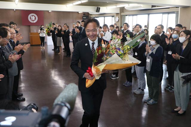 拍手のなかで会場を後にする国定市長