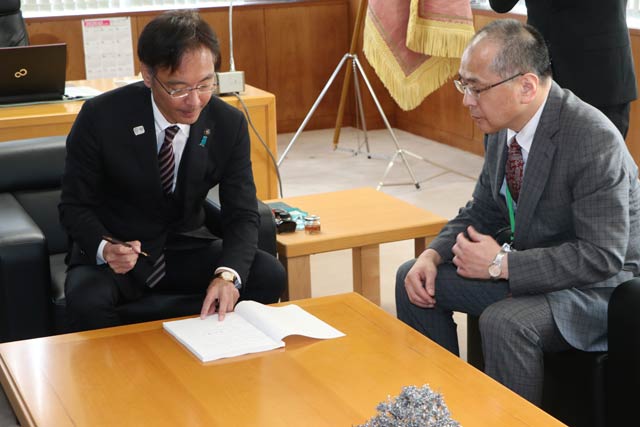 事務引き継ぎで右は次の市長が決まるまで職務代理者を務める若山副市長
