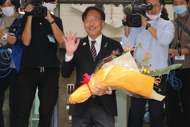 正面玄関を出る国定市長