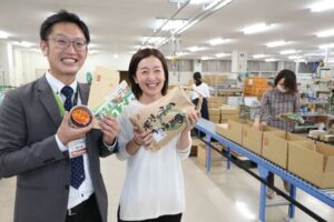 燕市出身学生に発送する新米コシヒカリと南蛮みその箱詰め作業