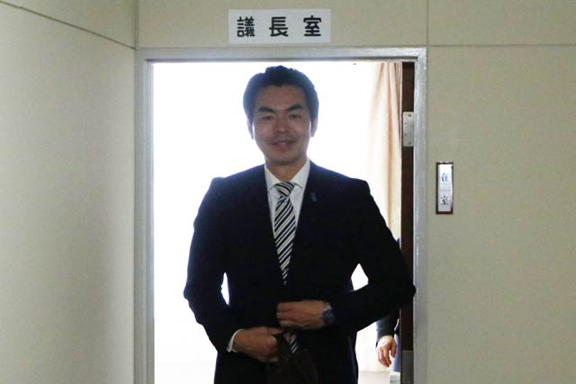 佐藤議長に辞職願いを提出し辞職許可を受けて議長室を出る名古屋氏
