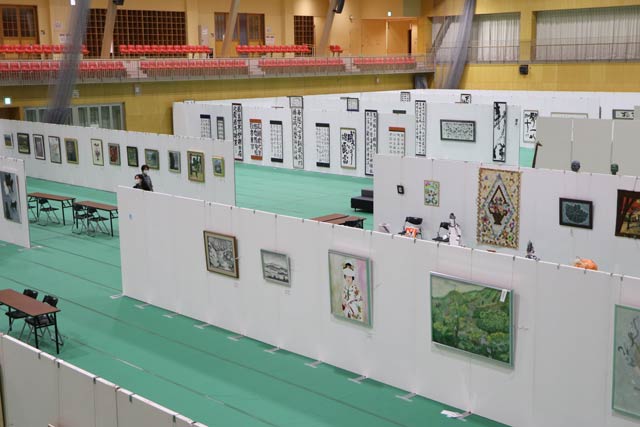 三条市展会場の体育文化会館