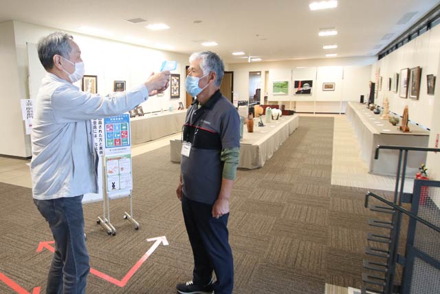 第15回燕市美術展の会場入り口で検温
