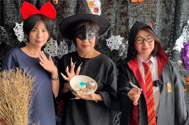「恐怖のハロウィン風呂」にあわせてスタッフが魔女のコスプレ