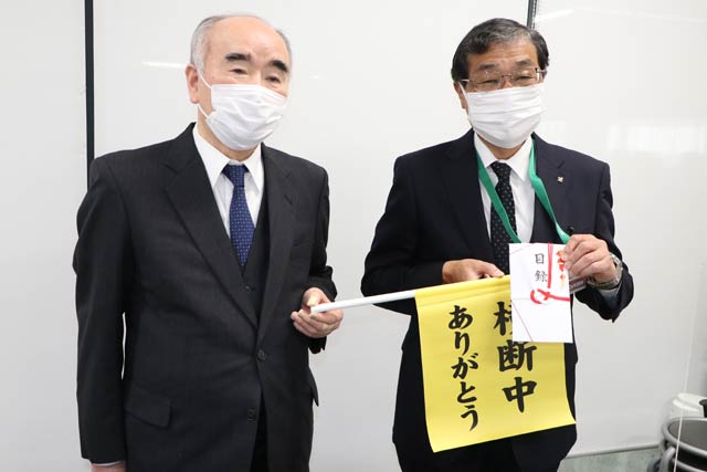 燕市交通安全協会の小柳会長(左)と山田教育長