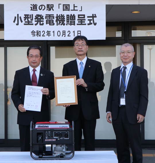 左から日本道路建設業協会北陸支部の海野支部長、鈴木燕市長、国道交通省北陸地方整備局新潟国道事務所の会田副会長