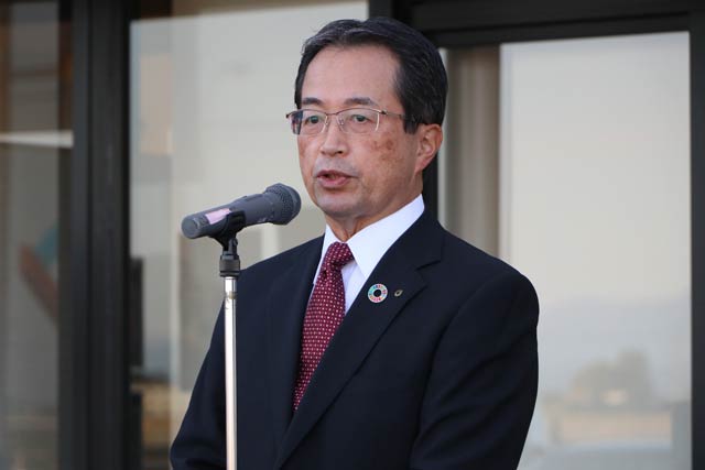 あいさつする海野支部長