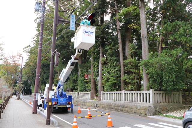 東北電力ネットワーク株式会社新潟県央電力センターが企業グループと合同で弥彦神社周辺で信号機の清掃とごみ拾い