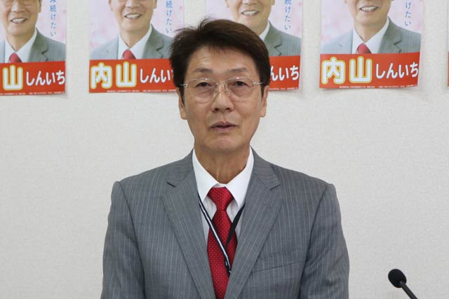 三条市議選立候補で記者会見する内山氏