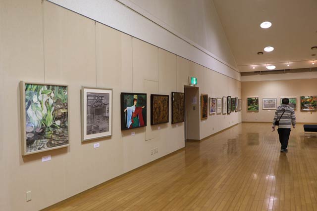 弥彦村総合コミュニティセンターで開かれている公募展「弥彦を描く」