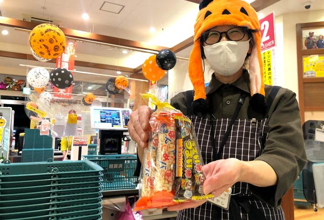 「ただいまーと」の「ハロウィンウィーク」中に仮装して来店した人にレジで菓子をプレゼント