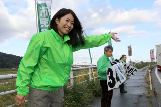 滝沢陣営は滝沢氏に代わって妻の佳代さんが辻立ちに