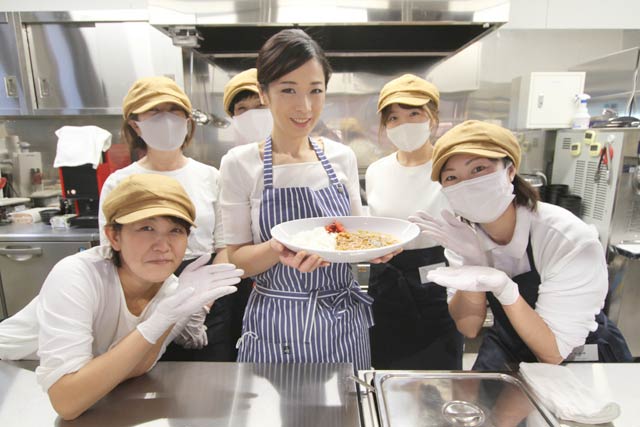 「たがみ食堂」で一条もんこさんとスタッフ