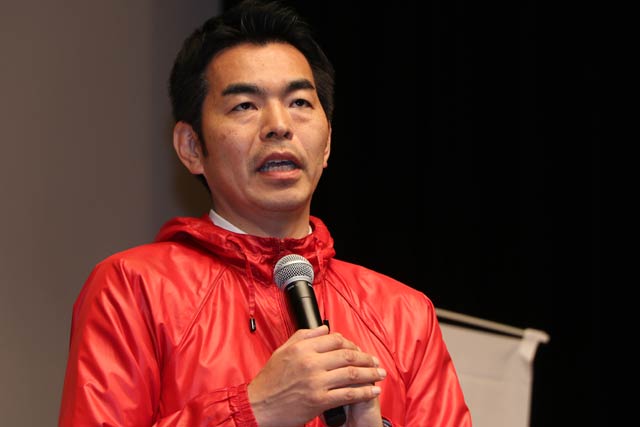 あいさつする名古屋氏