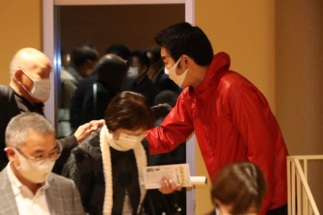 来場者を見送る名古屋氏