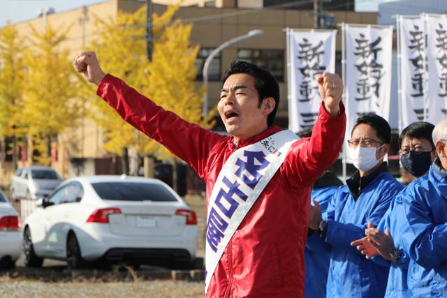 支持者らの拍手にこたえる