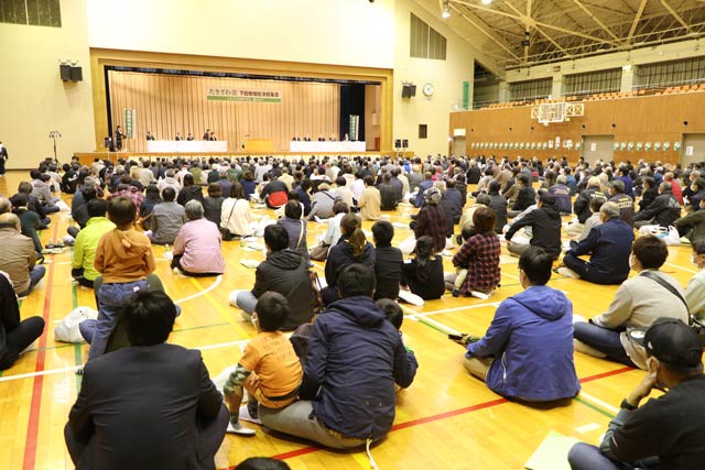 500人近くが体育館を埋めた