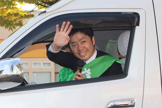 街宣車に乗り込んで出発