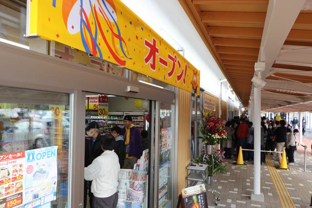 遅れて3日オープンした「ローソン 道の駅たがみ」