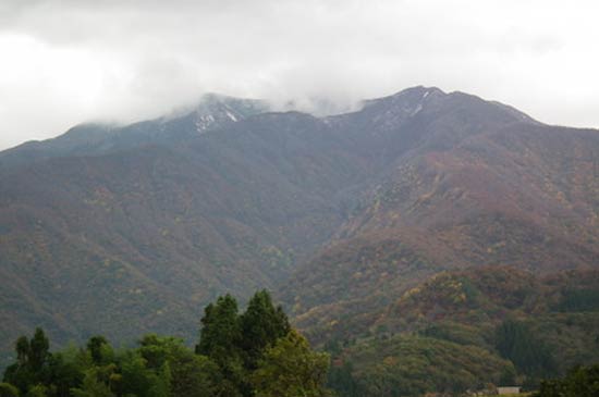 初冠雪の粟ヶ岳の遠景