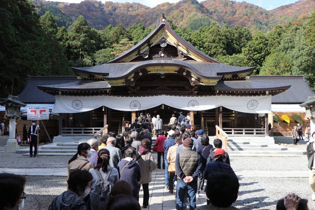 3日は初詣のように拝殿前には参拝の行列