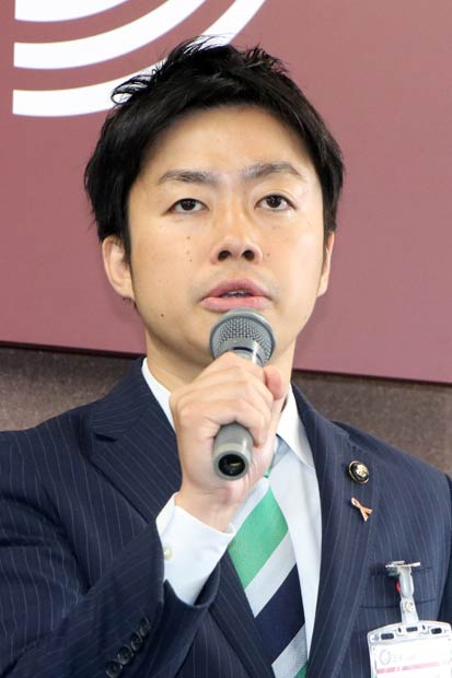 職員に訓示する滝沢市長