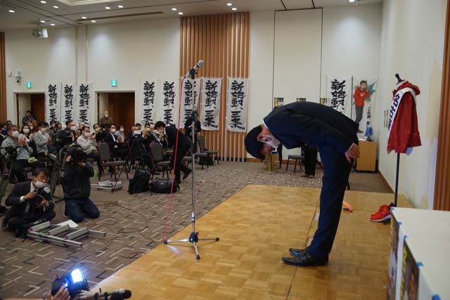 支持者に深々と頭を下げる名古屋氏