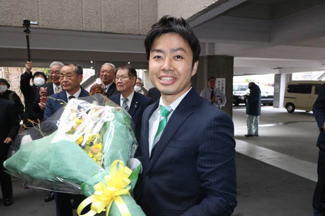 初登庁した滝沢亮氏