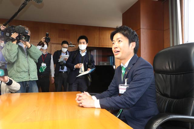市長のいすに座る滝沢氏