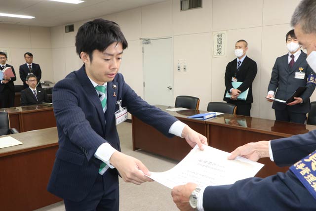 高野選管委員長から当選証書の交付を受ける
