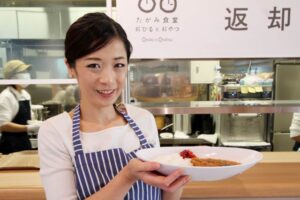 一条もんこプロデュース「開運だしカレー」の披露とふるまい