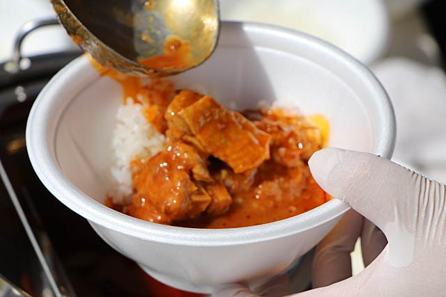 9月21日に弥彦おもてなし広場で開かれた収穫祭で一足早くふるまった「開運だしカレー」