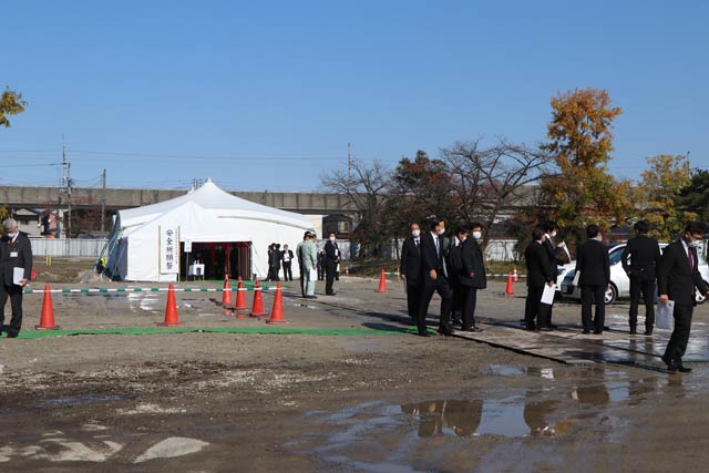 青空の下の旧三条小跡地にテントを張って