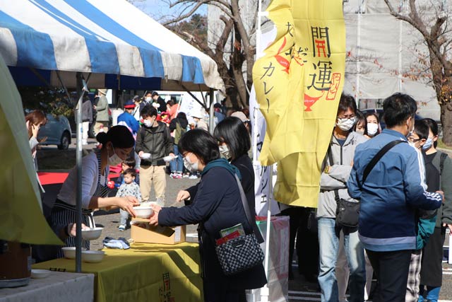 一条もんこさんから開運だしカレーを手渡す