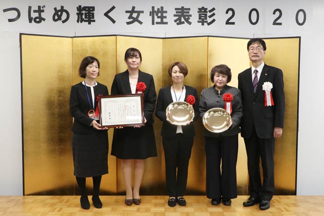 左から「つばめ輝く女性応援賞」の社会福祉法人桜井の里福祉会、「つばめ輝く女性賞」松田直子さん、鈴木市長