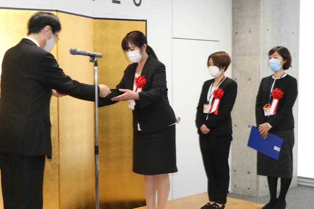 表彰を受ける社会福祉法人桜井の里福祉会の職員