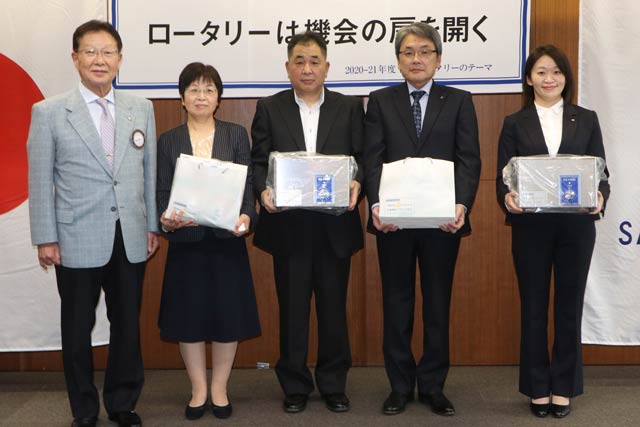 左から銅冶会長、「つかのめの里」職員、「長和園」職員